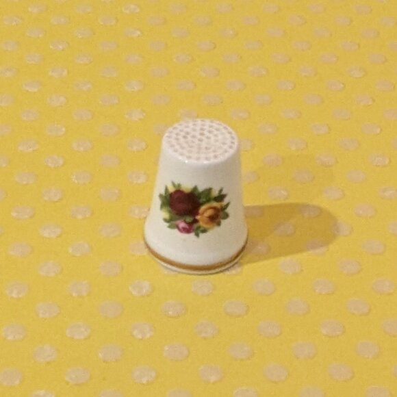Vintage Royal Albert Old Country Roses Bone China Thimble - Picture 1 of 3